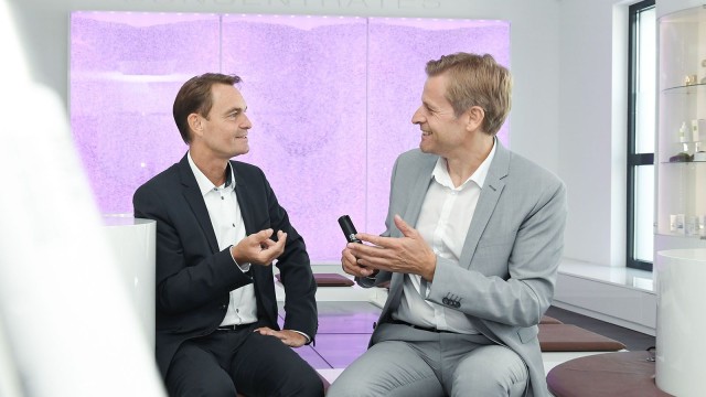 LBBW-Kundenberater Marko Lange im Gespräch mit Dr.-Babor-Geschäftsführer Stefan Kehr 