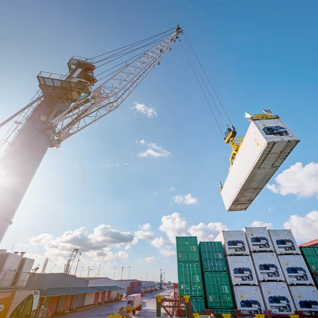 LBBW Risikomanagement: Kran transportiert Container im Containerhafen.