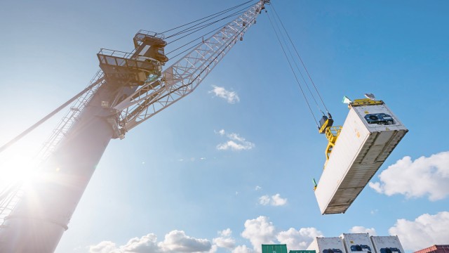 LBBW Risikomanagement: Kran transportiert Container im Containerhafen.