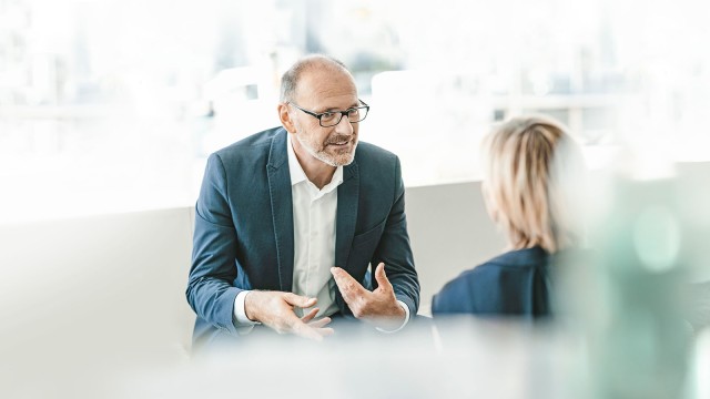 LBBW-Themenspecial Risikomanagement: Geschäftsmann in Meeting-Situation mit Kollegin.