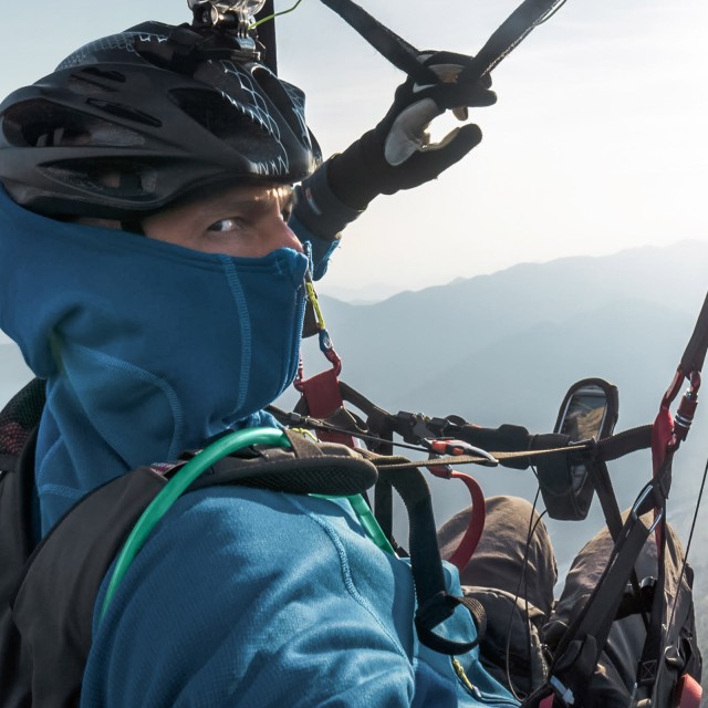 Paraglider vor Bergpanorama 