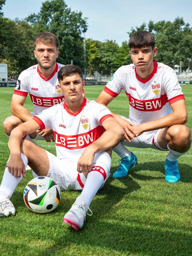 Drei junge Nachwuchs Fußballer des VfB Stuttgart mit LBBW Brustring auf dem Trikot