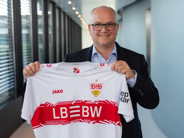 LBBW CEO Rainer Neske präsentiert das neue VfB Stuttgart Heimtrikot der Saison 2025/2026