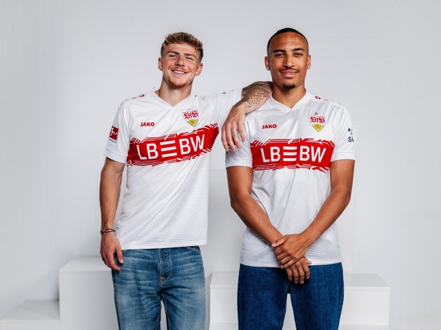 VfB Stuttgart Spieler Finn Jeltsch und Jamie Leweling tragen das neue Heimtrikot der Saison 2025/2026