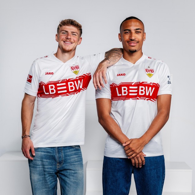 VfB Stuttgart Spieler Finn Jeltsch und Jamie Leweling tragen das neue Heimtrikot der Saison 2025/2026