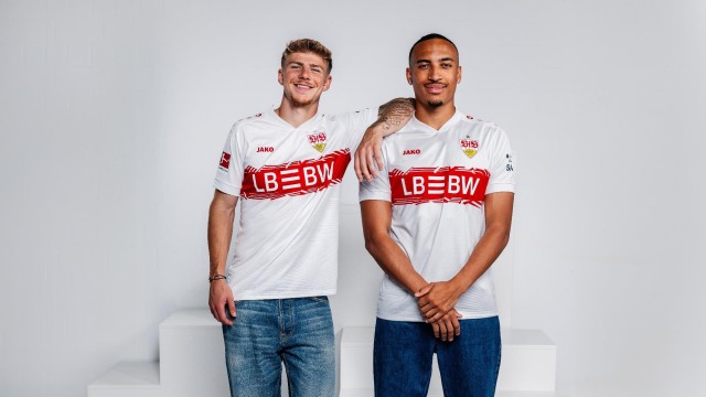 VfB Stuttgart Spieler Finn Jeltsch und Jamie Leweling tragen das neue Heimtrikot der Saison 2025/2026
