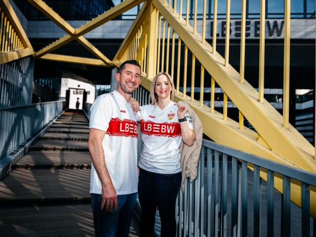 LBBW Mitarbeiter tragen das neue VfB Stuttgart Heimtrikot der Saison 2025/2026