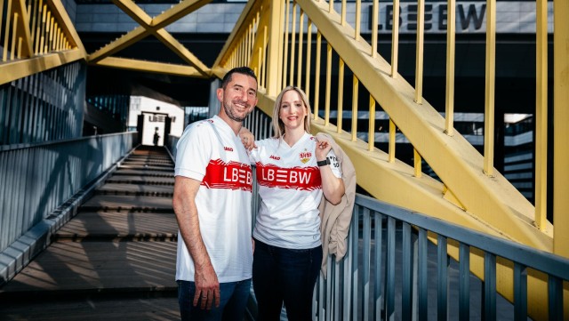 LBBW Mitarbeiter tragen das neue VfB Stuttgart Heimtrikot der Saison 2025/2026