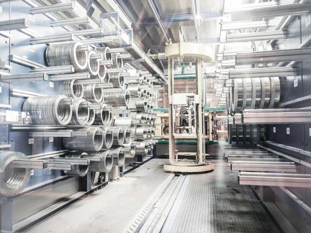 Metallverarbeitung und Lagerung in Fabrikraum