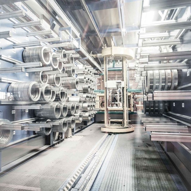 Metallverarbeitung und Lagerung in Fabrikraum 