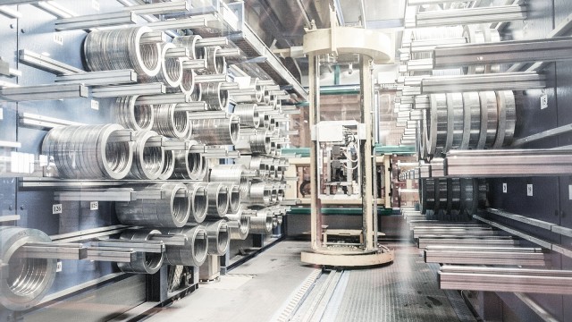 Metallverarbeitung und Lagerung in Fabrikraum