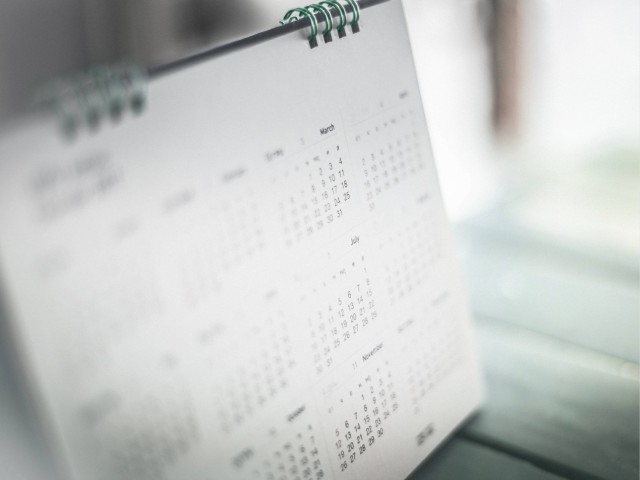 Verschwommene Kalenderseite blauer Hintergrund