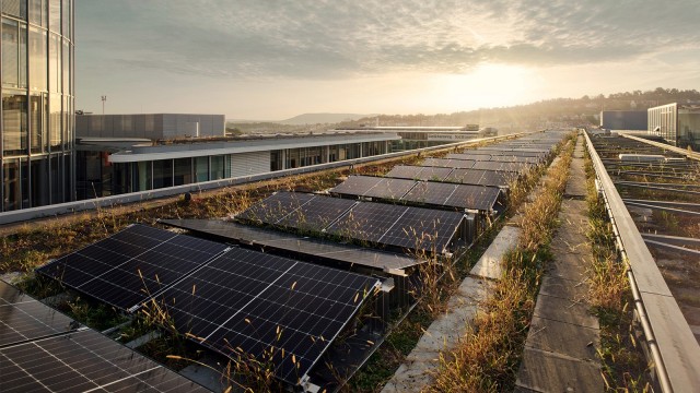 Solaranlage auf dem Gebäude der LBBW in Stuttgart mit Sonnenstrahlen