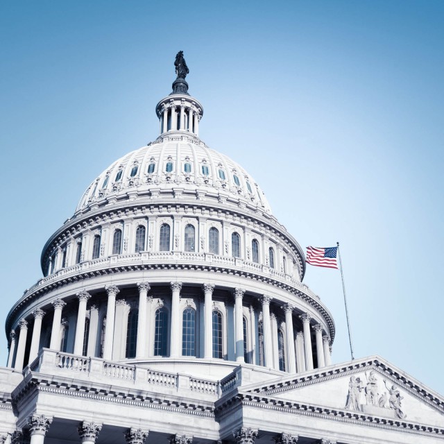Das Kapitol in Washington mit amerikanischer Flagge