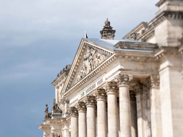 Der Reichstag in Berlin mit der Aufschrift „Dem deutschen Volke“