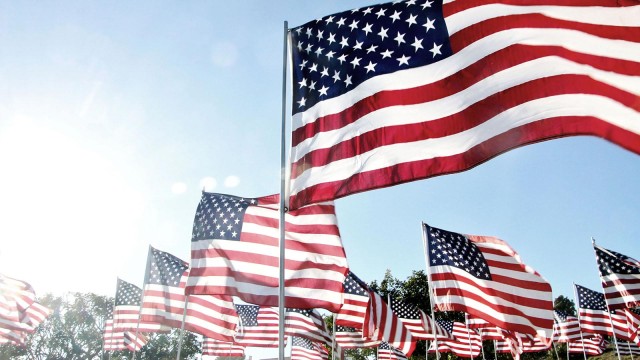 Mehrere wehende US-Flaggen